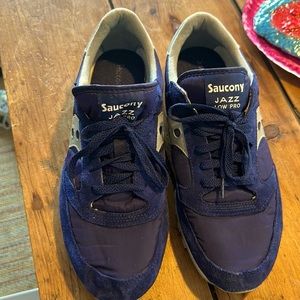 Men’s like new Saucony Jazz Low Pro size 11 in Navy blue